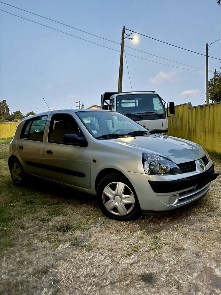 Renault Clio 1.2i 5 lugares