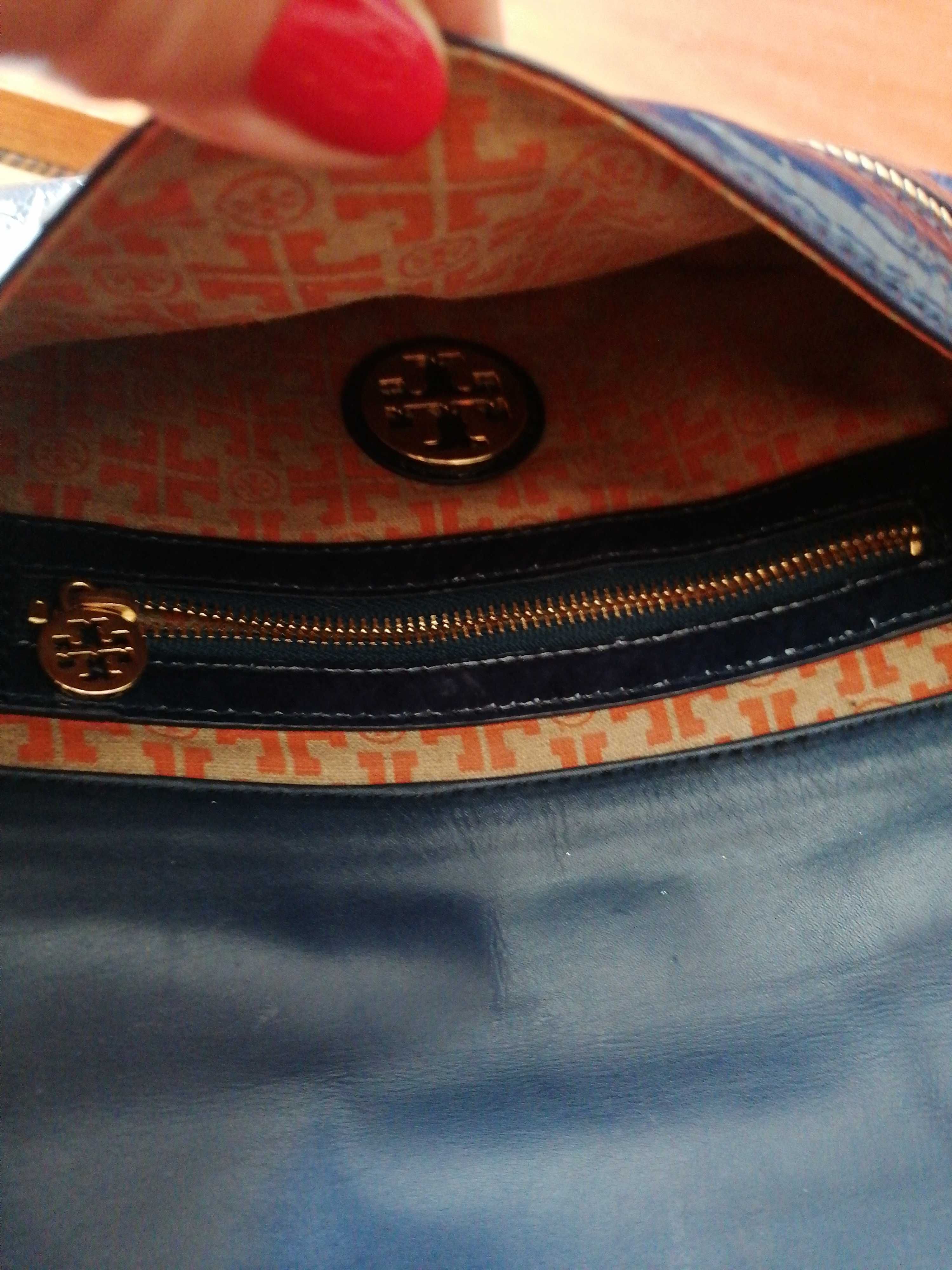 Tory  Burch clutch, azul marinho em couro.