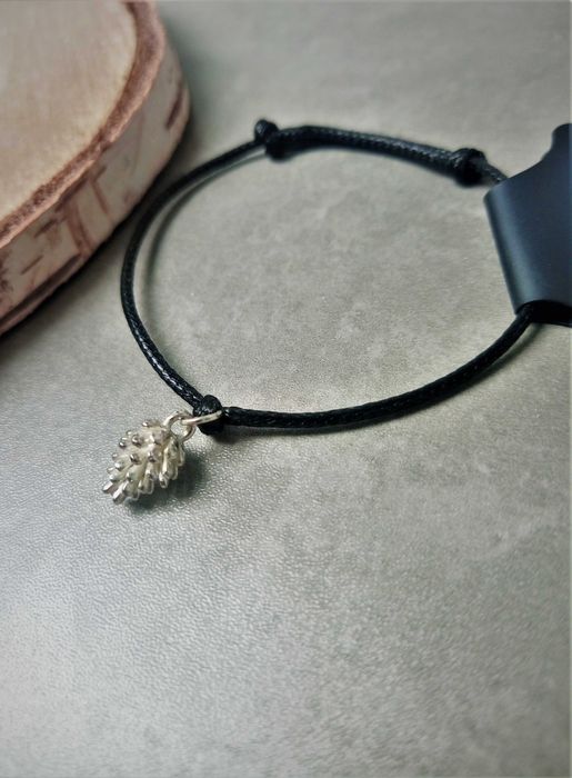 Czarna delikatna bransoletka z szyszką prezent dla niej