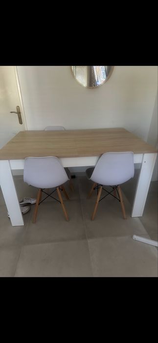 Mesa com 4 careira para despachar