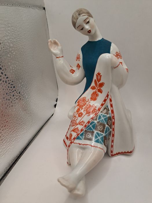 Статуетка. Статуэтка. Фарфоровая статуэтка.