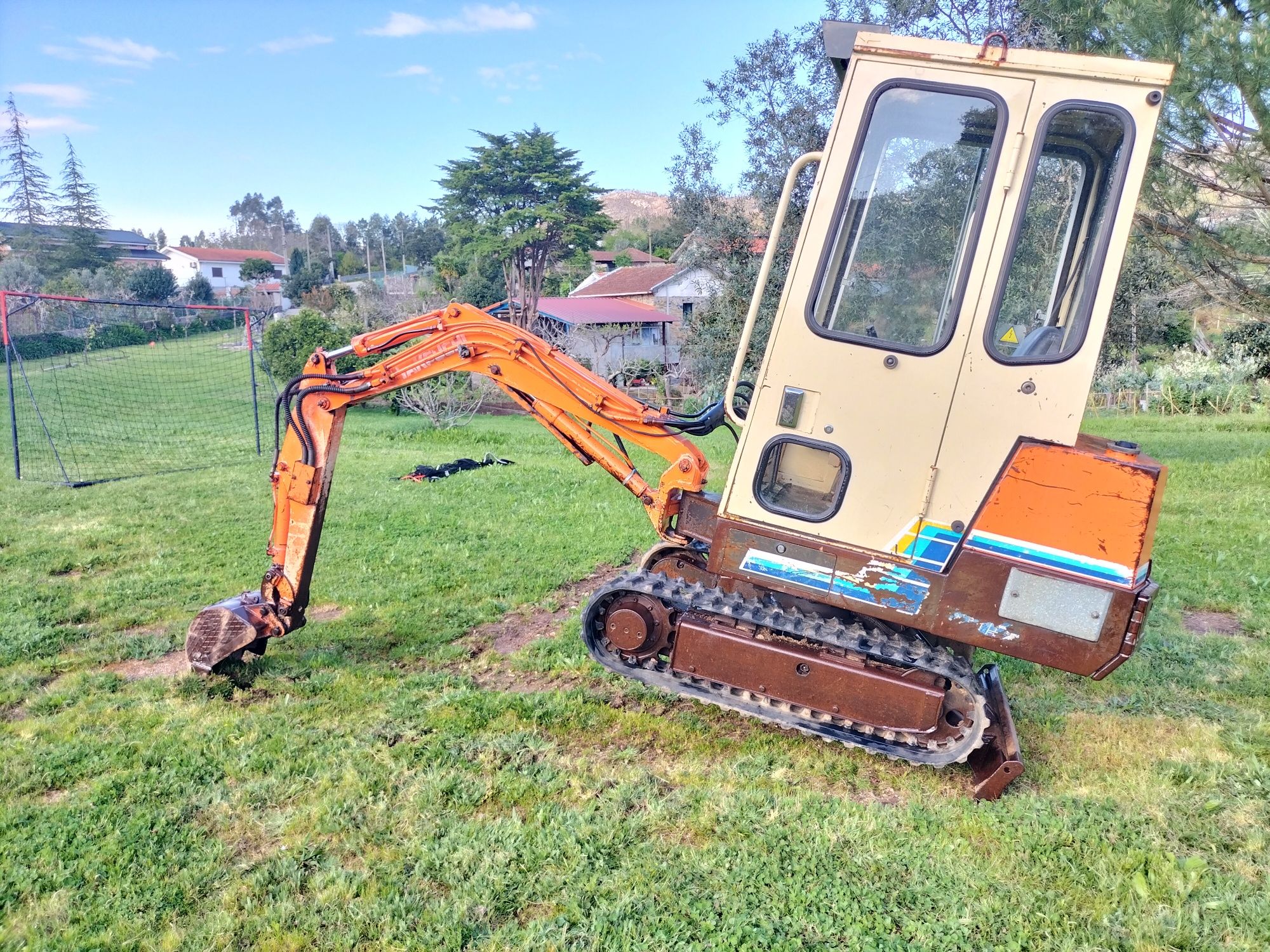 Mini giratória Takeuchi tb15