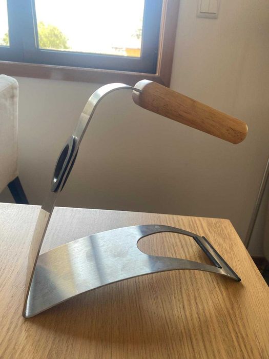 Suporte metálico elegante para servir vinho