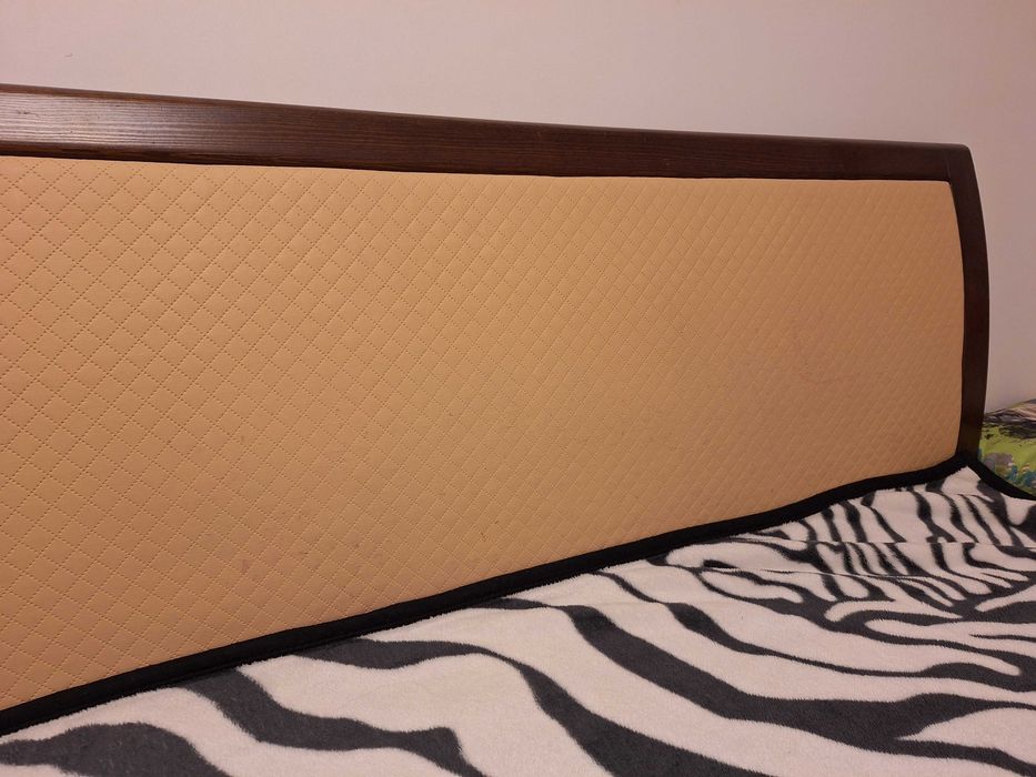 Łoże do sypialni z materacem