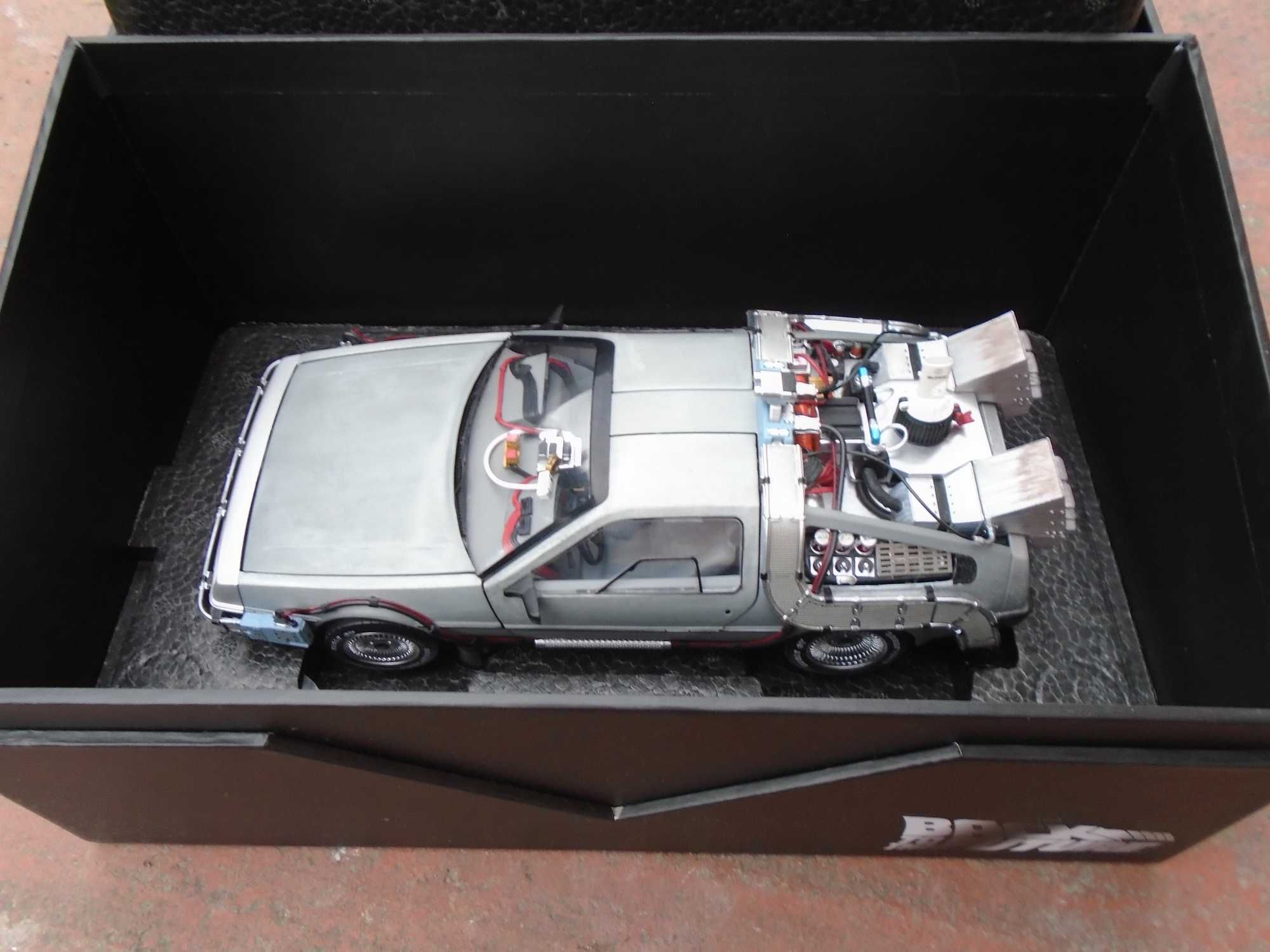 DeLorean DMC-12 Back To The Future Hot Wheels Premium 1:18