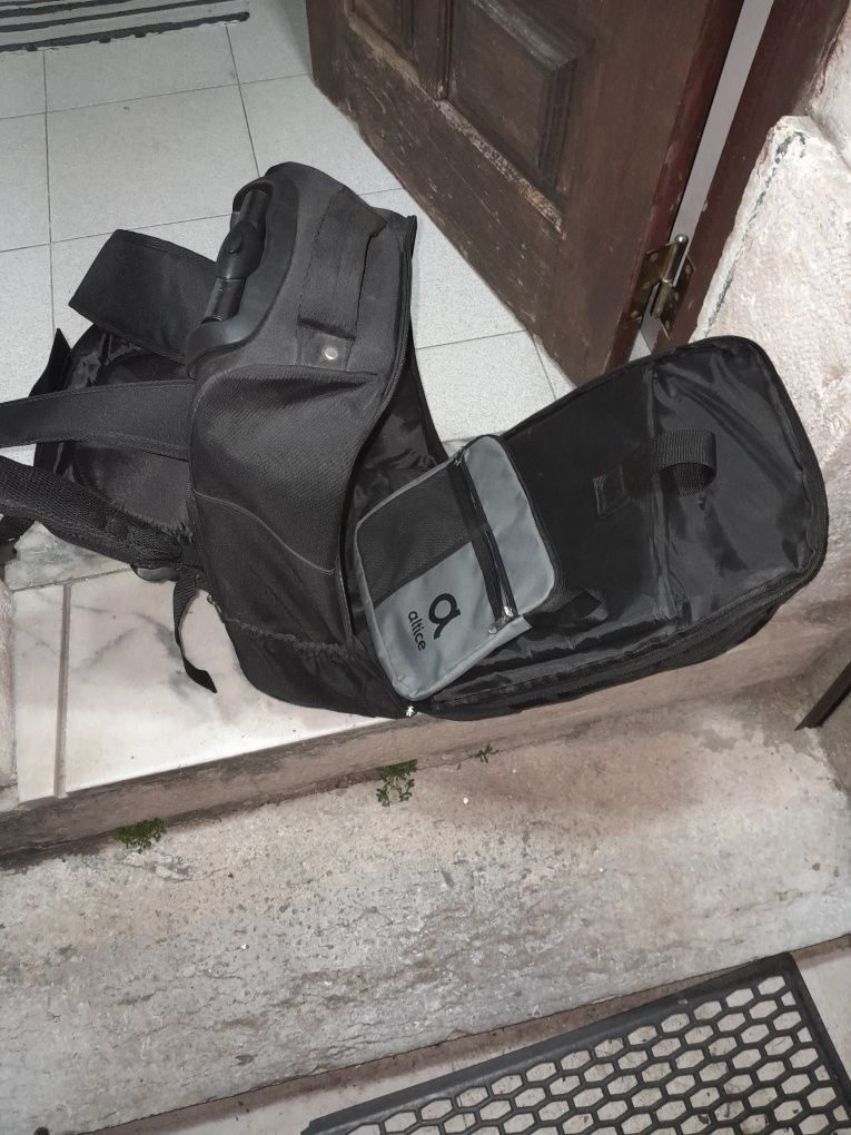 Duas mochilas uma tem pega alta