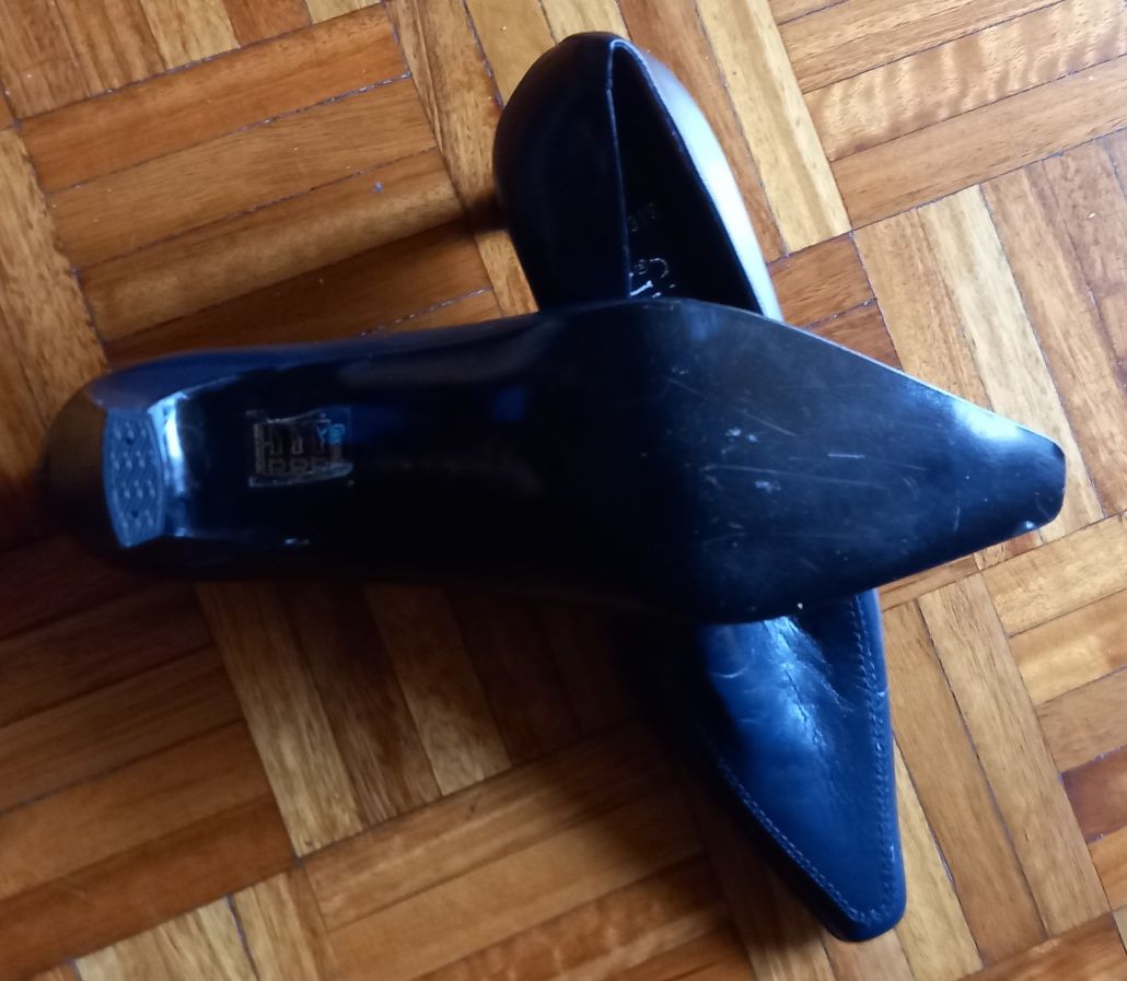 Sapatos em azul escuro.