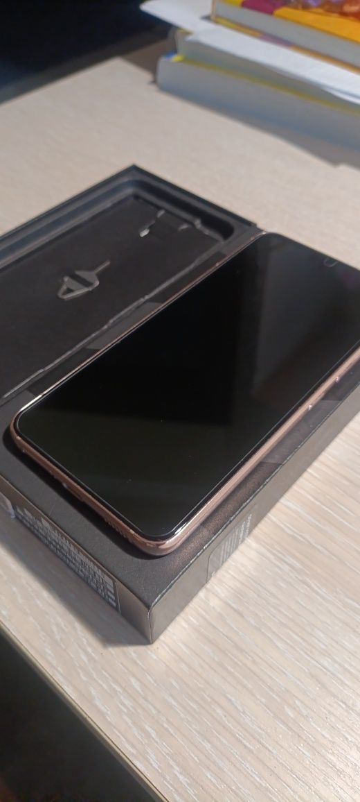 Samsung s22 8/128 + чохли, зарядка та скло