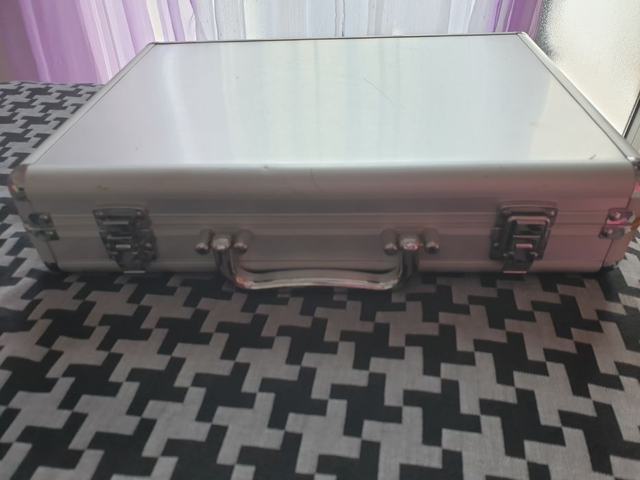 Mala de maquilhagem vazia