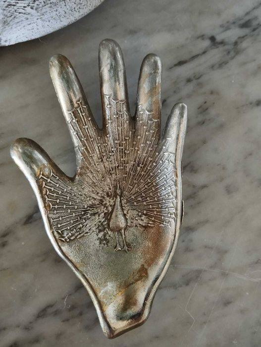 Duas mãos decorativas em metal