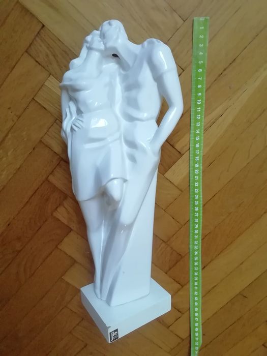 Figurka porcelanowa firmowa w stylu art deco wys. ok. 50 cm.
