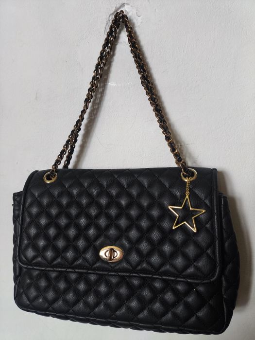 Дуже гарна вмістима сумочка в стилі Шанель шкіряна прошиті з ланцюжком