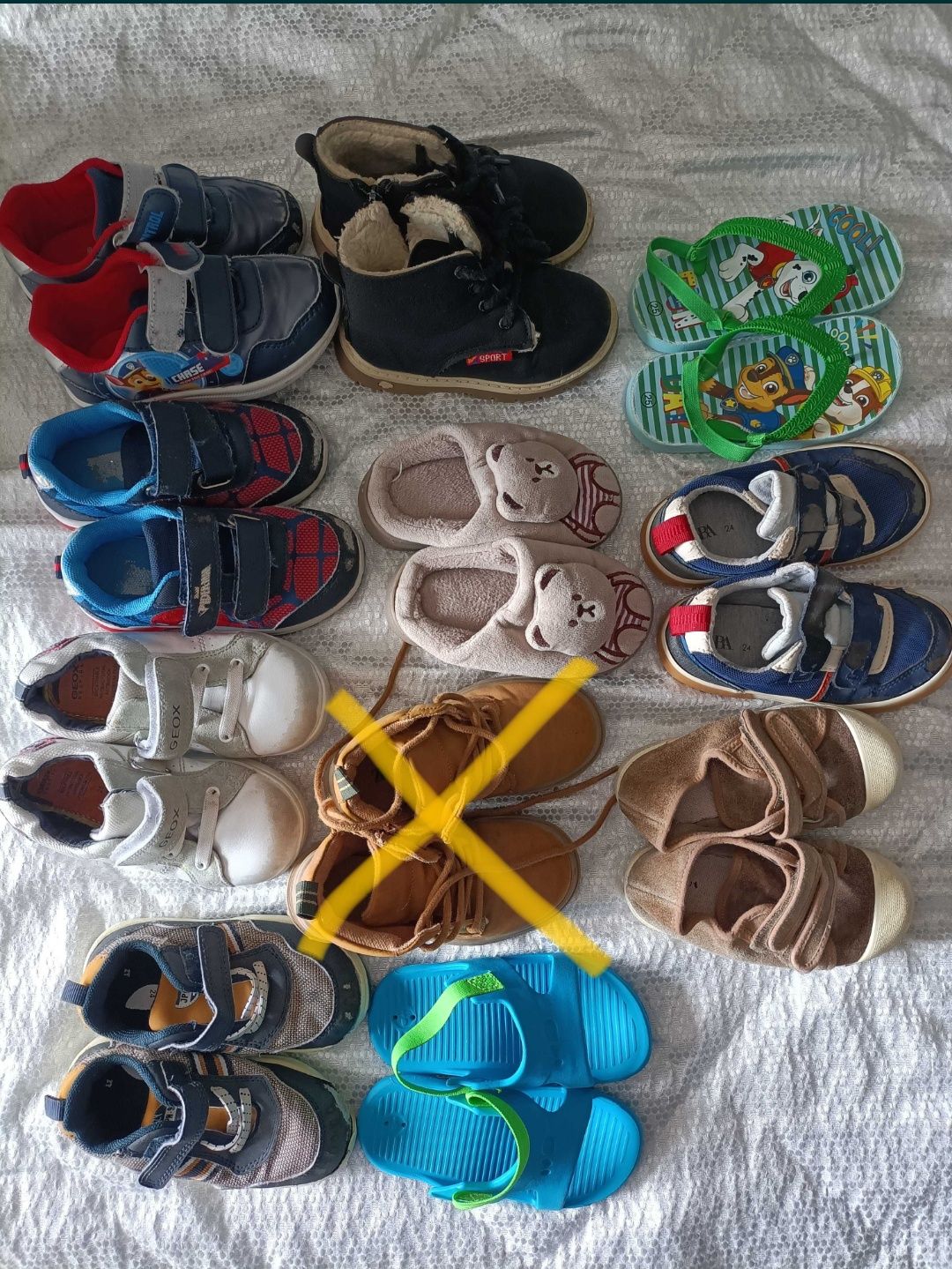 Conjunto de 38 peças de roupa + calçado de menino 2-3 anos