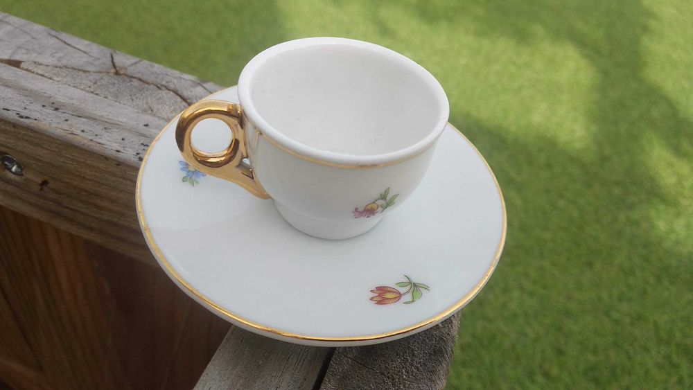 Chávena de café rara em porcelana