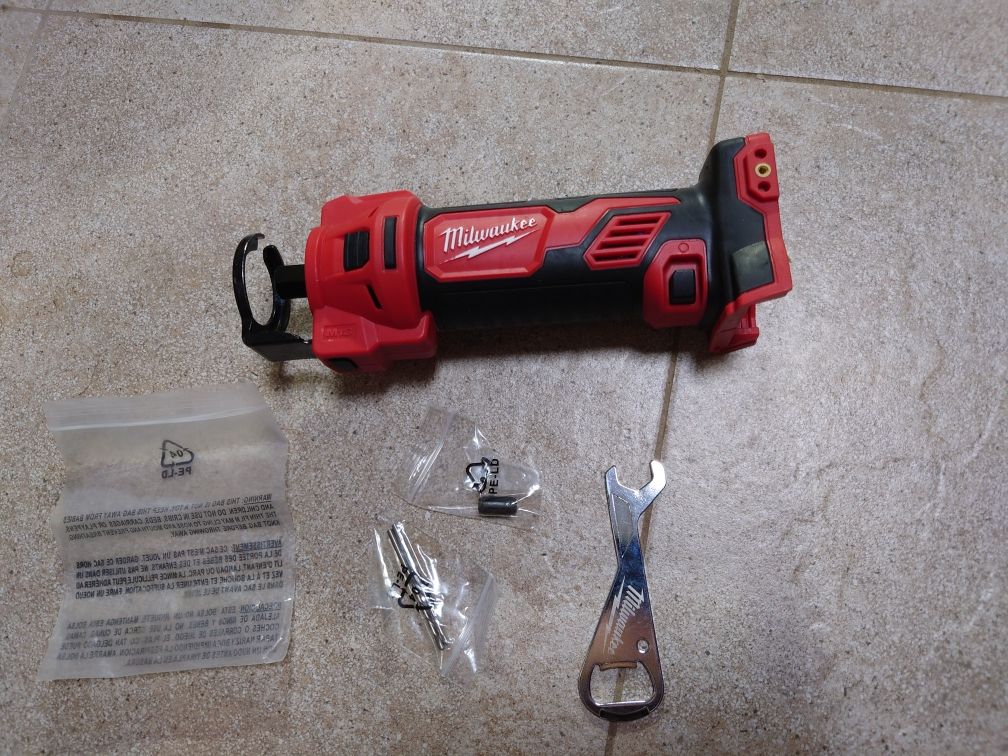 Аккумуляторний фрезер Milwaukee 2627 m18.