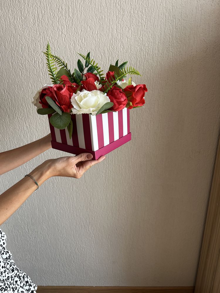 Flowerbox prezentowy róże czerwone i ecru