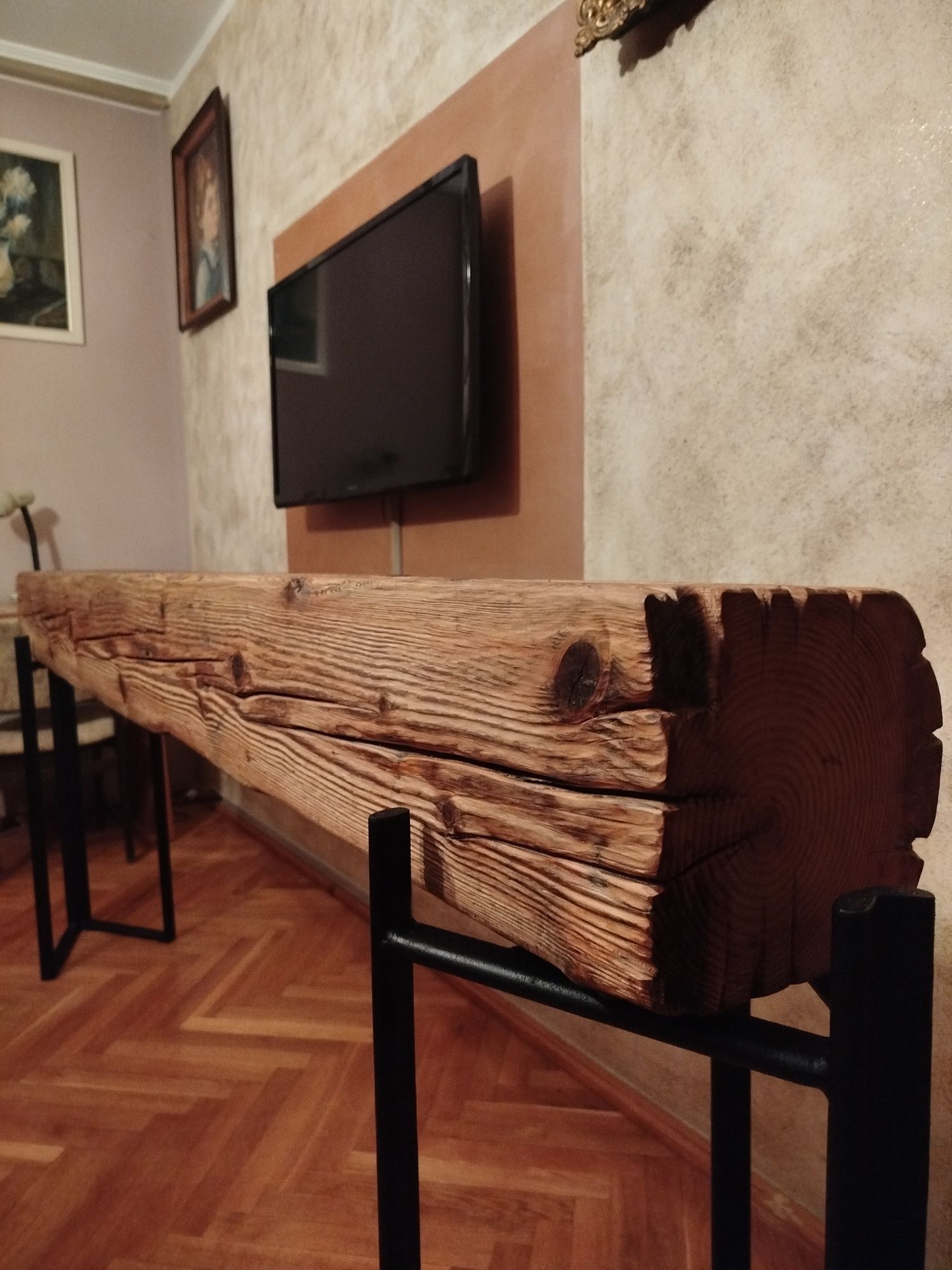 Stara belka rustykalna  na metalowych stopach. .konsola.
