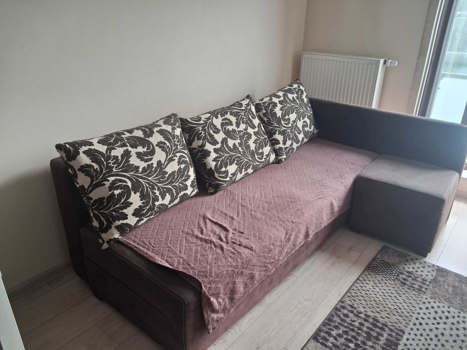 Oddam za darmo z kanapę / łóżko rozkładane z podnóżkiem.