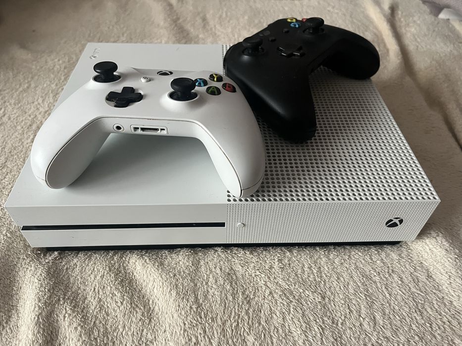 Xbox one s 512gb+2 геймпада(на білому правий стік дріфтить)