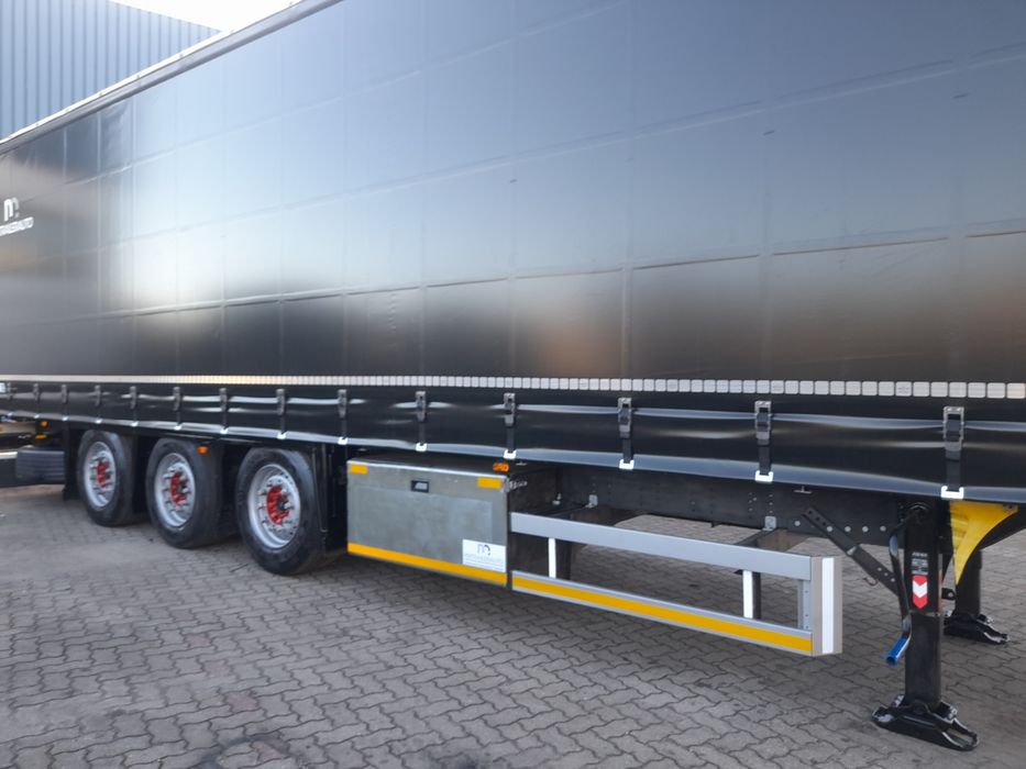 Semi-reboque Schmitz em lona