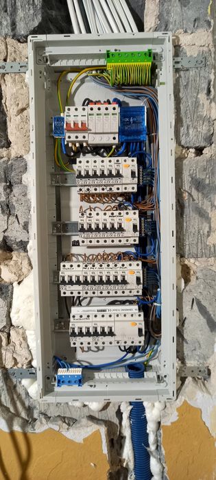 Montaż napęd do bram,monitoring,domofony jak i cała elektryka.