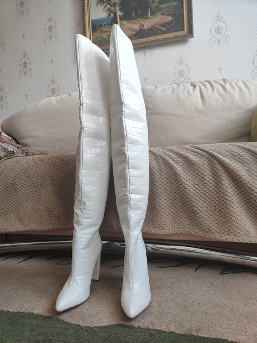 Дуже високі стильні білі жіночі черевики, шкірзам. Під крокодила