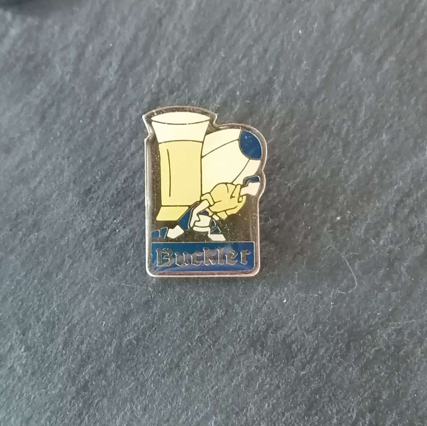 Pin da cerveja Buckler produzida nos Países Baixos pela Heineken