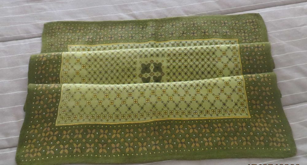 Retrosaria - Lenço verde, estampado - Medida: 60 X 52 cm - Como Novo