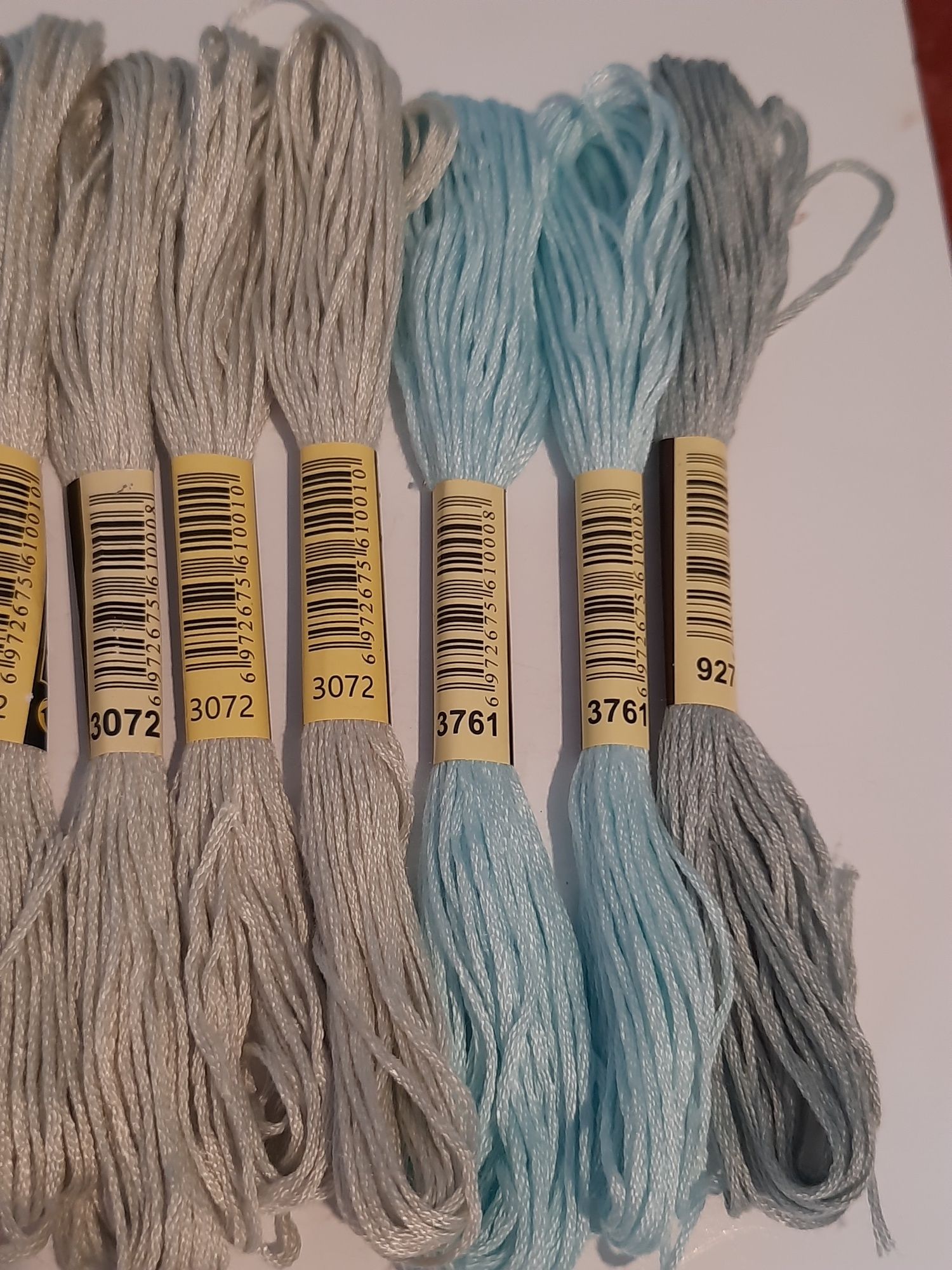 20 meadas de fio para bordados, ponto cruz e costura. 
Várias cores di