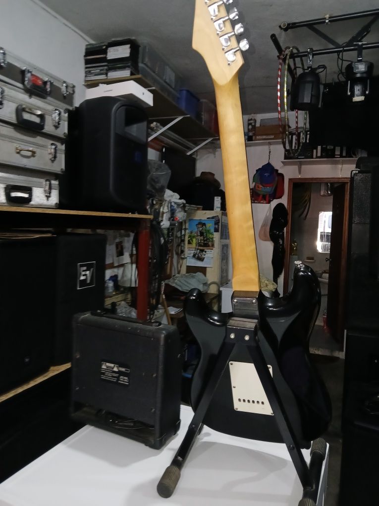 Guitarra elétrica com amplificador saco e tripé