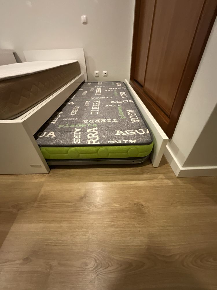 Cama e secretária - conjunto de quarto de criança
