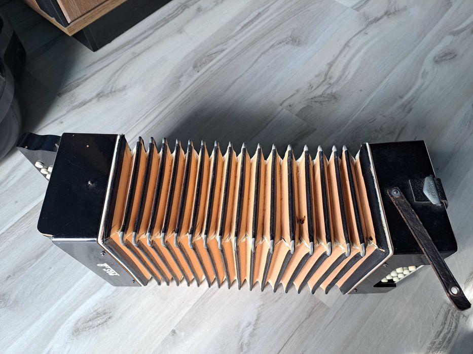 Akordeon Guzokowy La Tosca stan dobry.