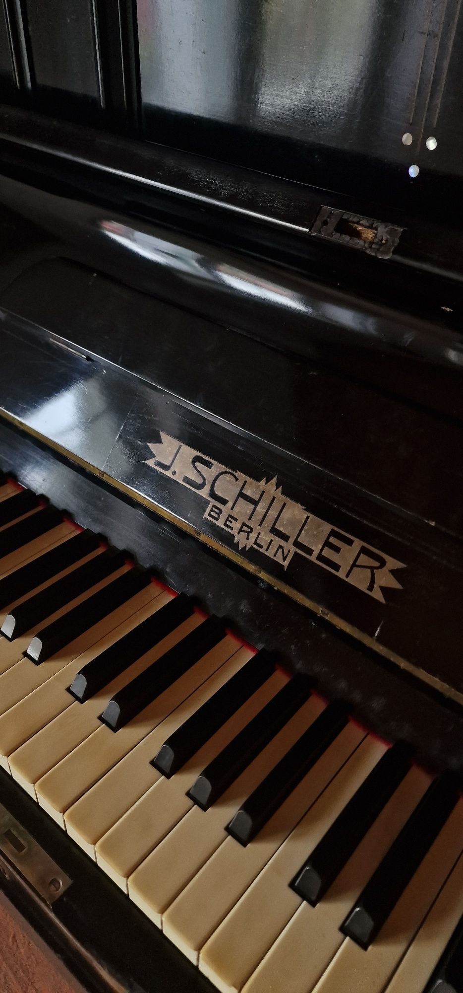 Piano vertical clássico J.Schiller