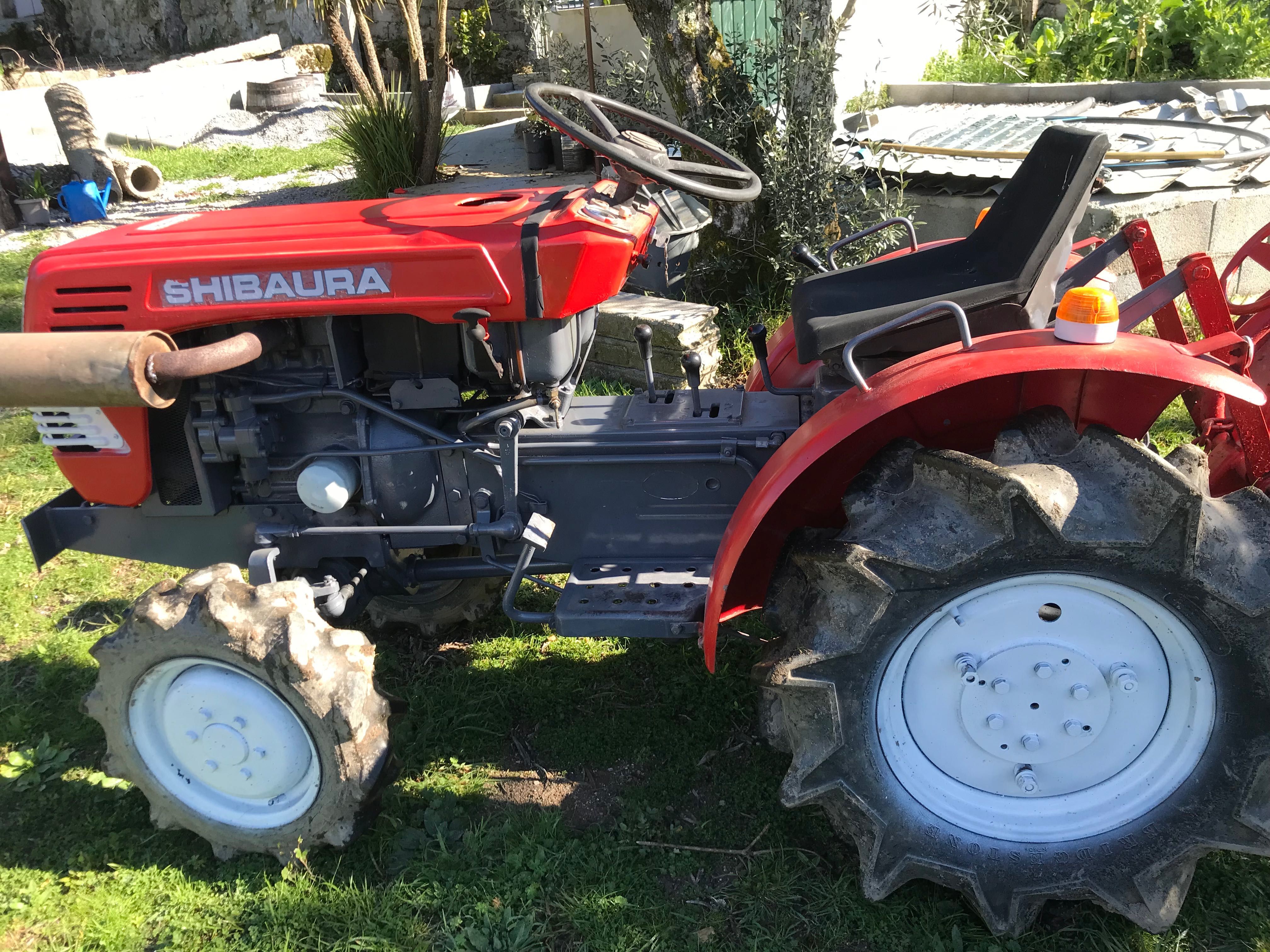 Vendo trator agrícola muito bem estimado