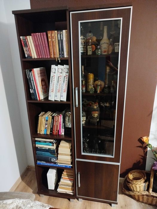 Zestaw mebli: komoda, witryna, biblioteczka
