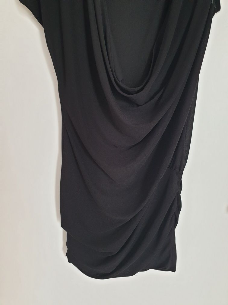 Czarna drapowana krótka sukienka z krótkim rękawem na sylwestra River
