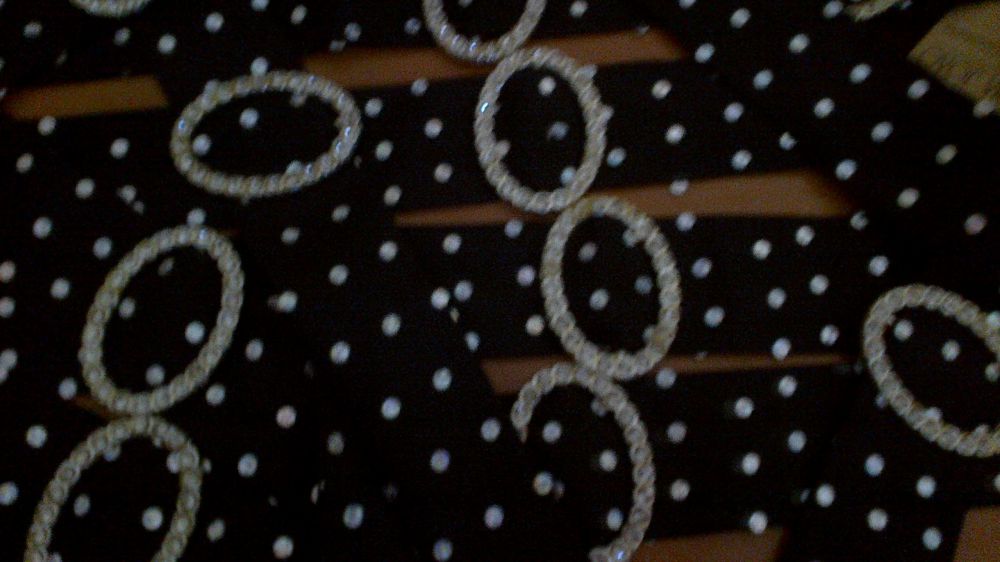 12 broches metal com brilhantes em fita azul bolas brancas