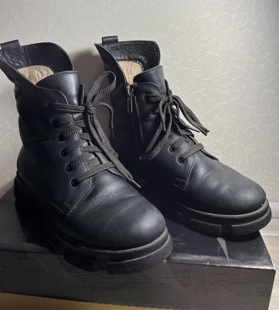 Чорні шкіряні зимні чоботи, 35 розмір