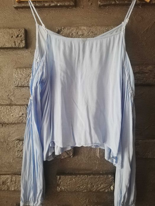 Błękitna bluzka cold shoulder