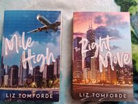 Książki Liz Tomforde Mile High oraz The right move (wyd. angielskie)
