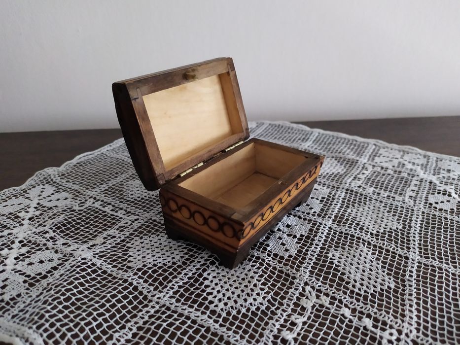 Stara malutka szkatułka w kształcie kufra