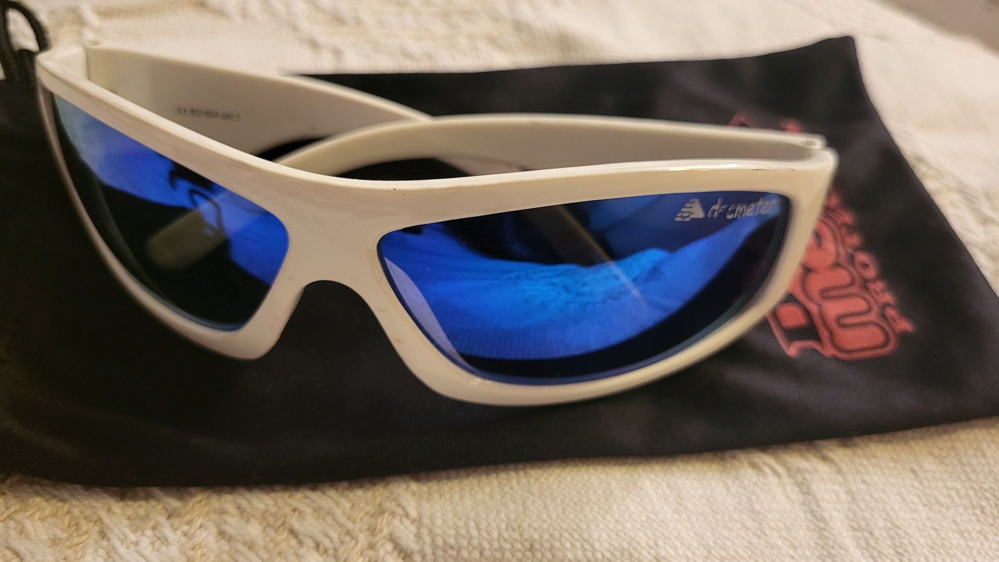 Okulary przeciwsłoneczne białe z niebieskimi szkłami