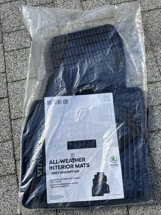Komlet nowych oryginalnych dywanikow skoda octavia IV