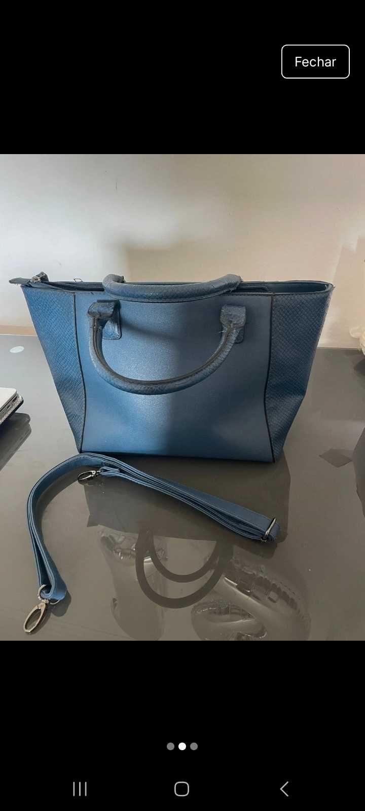 Bolsa semi-nova com detalhe de uso  alça a tiracolo. 3 bolsos