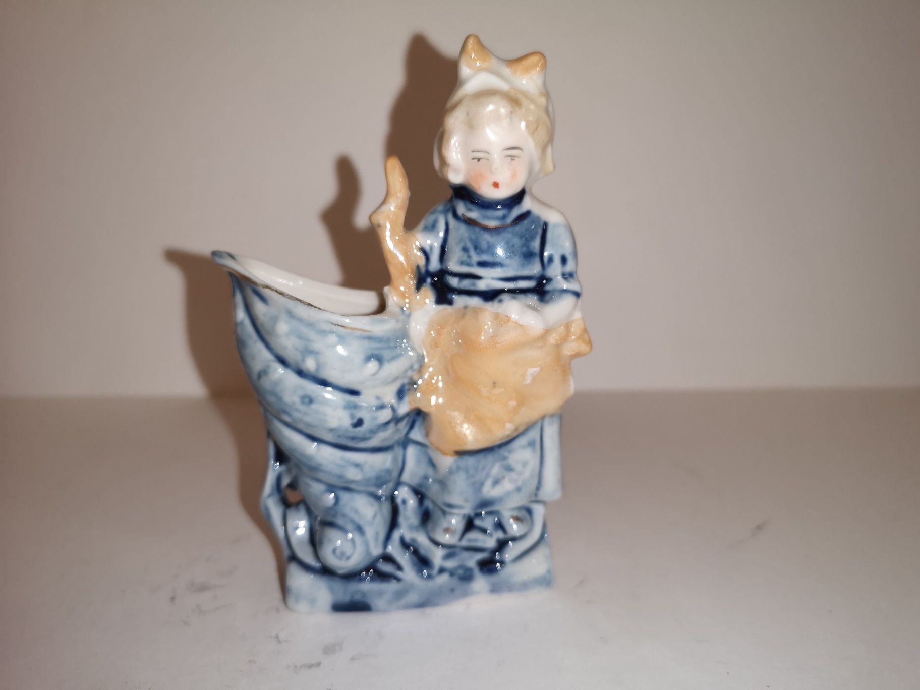 Porcelanowa figurka dziewczynki z dużą muszlą