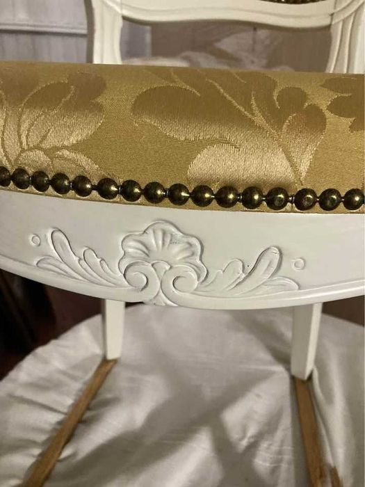 Cadeiras estofadas novas brancas