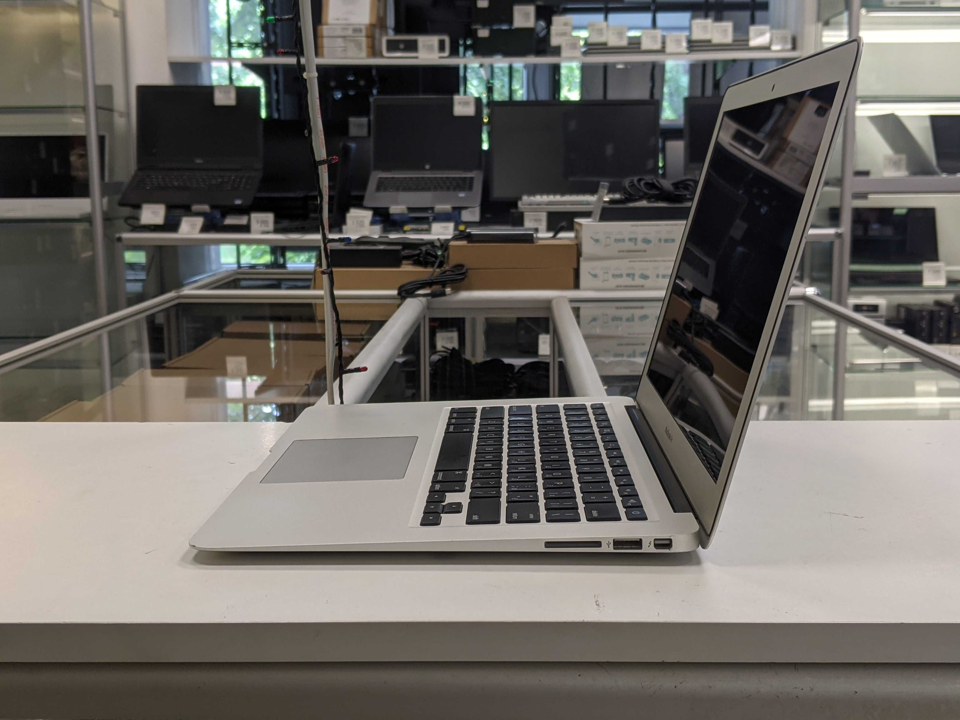 Ноутбук Apple MacBook Air 13 A1466 13.3 HD IPS/i5-5350U/8GB/SSD 120GB
