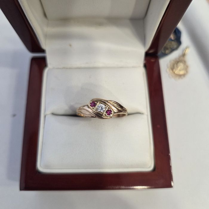 Śliczny złoty pierścionek 585