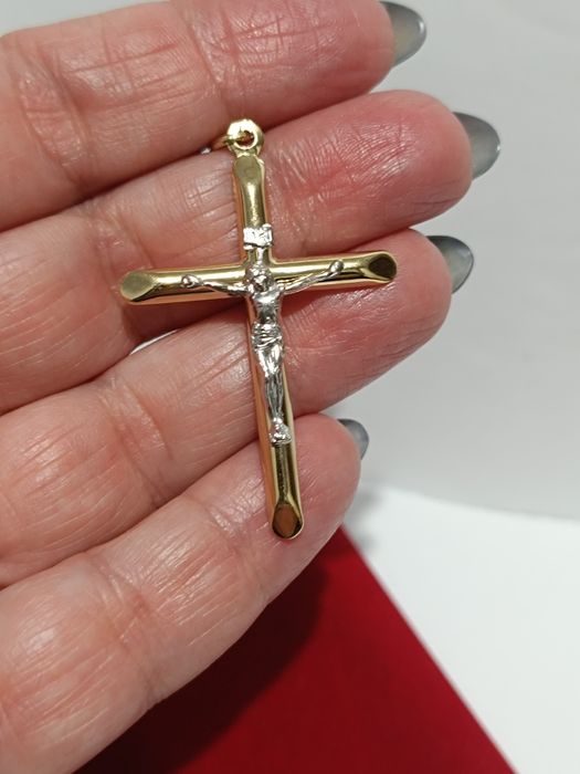 Złoty wisiorek krzyżyk z Panem Jezusem, złoto próby 585