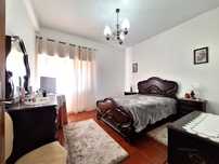 Quarto com 2 mesinhas de cabeceira, cómoda, cadeira e cama . Mogno.